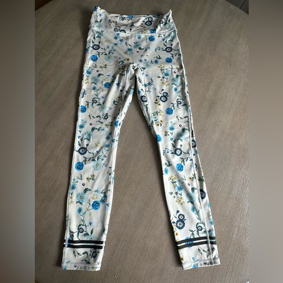 Fabletics motion 365+ high waisted Blue and Cream Floral Leggings medium - Picture 6 of 11